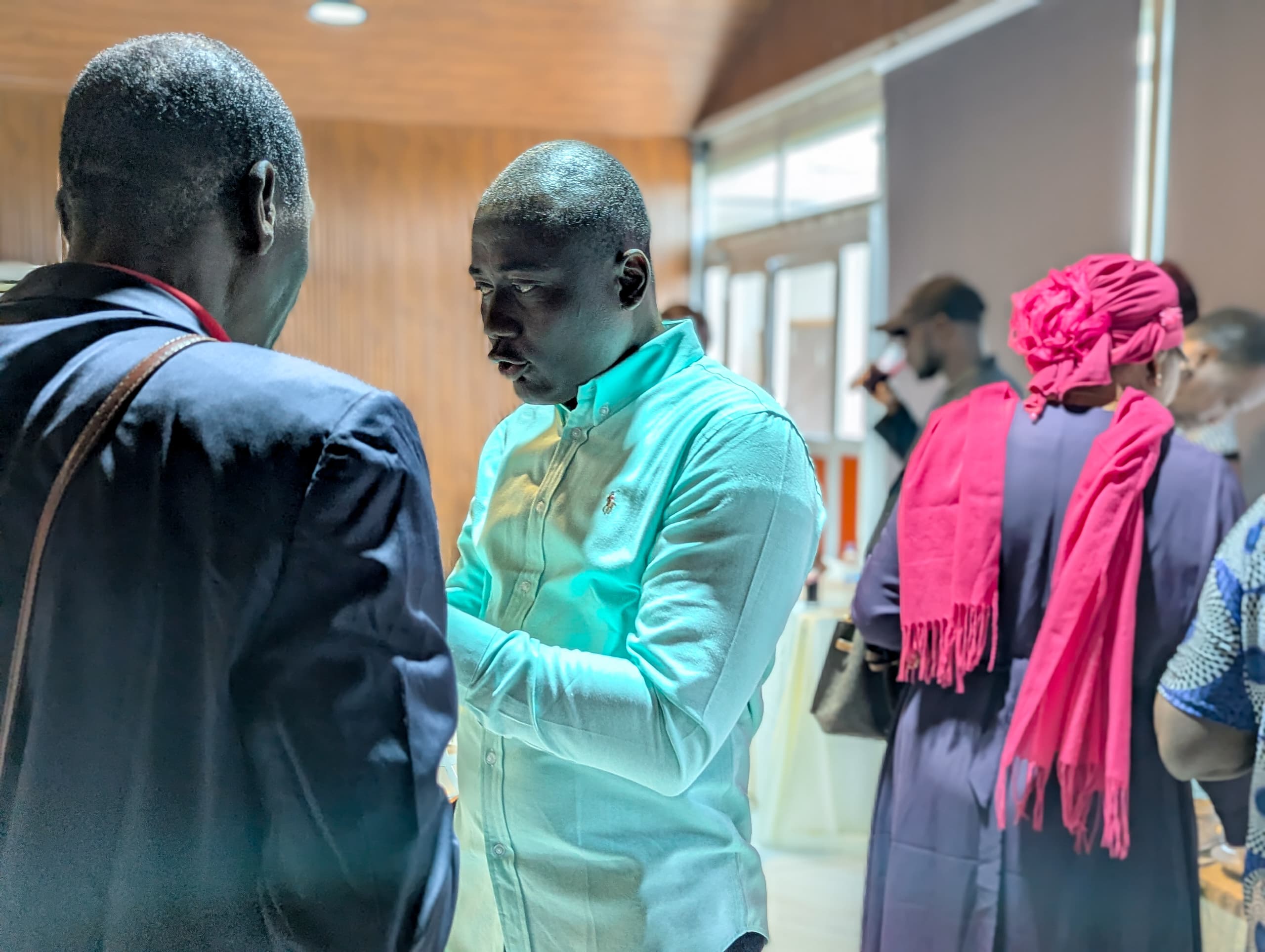 Discussion entre les leaders pendant la conférence