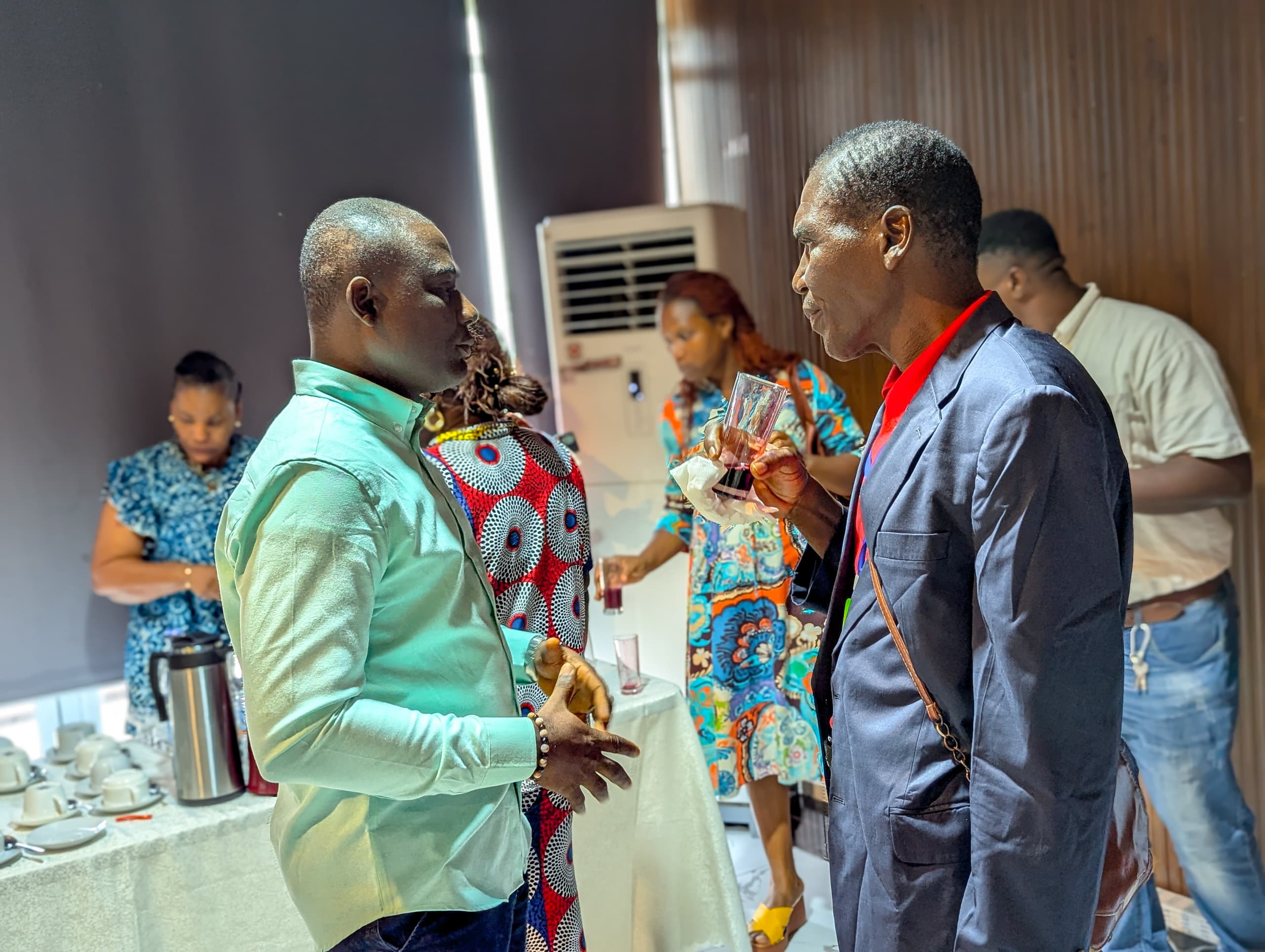 Échange entre deux participants pendant la pause networking