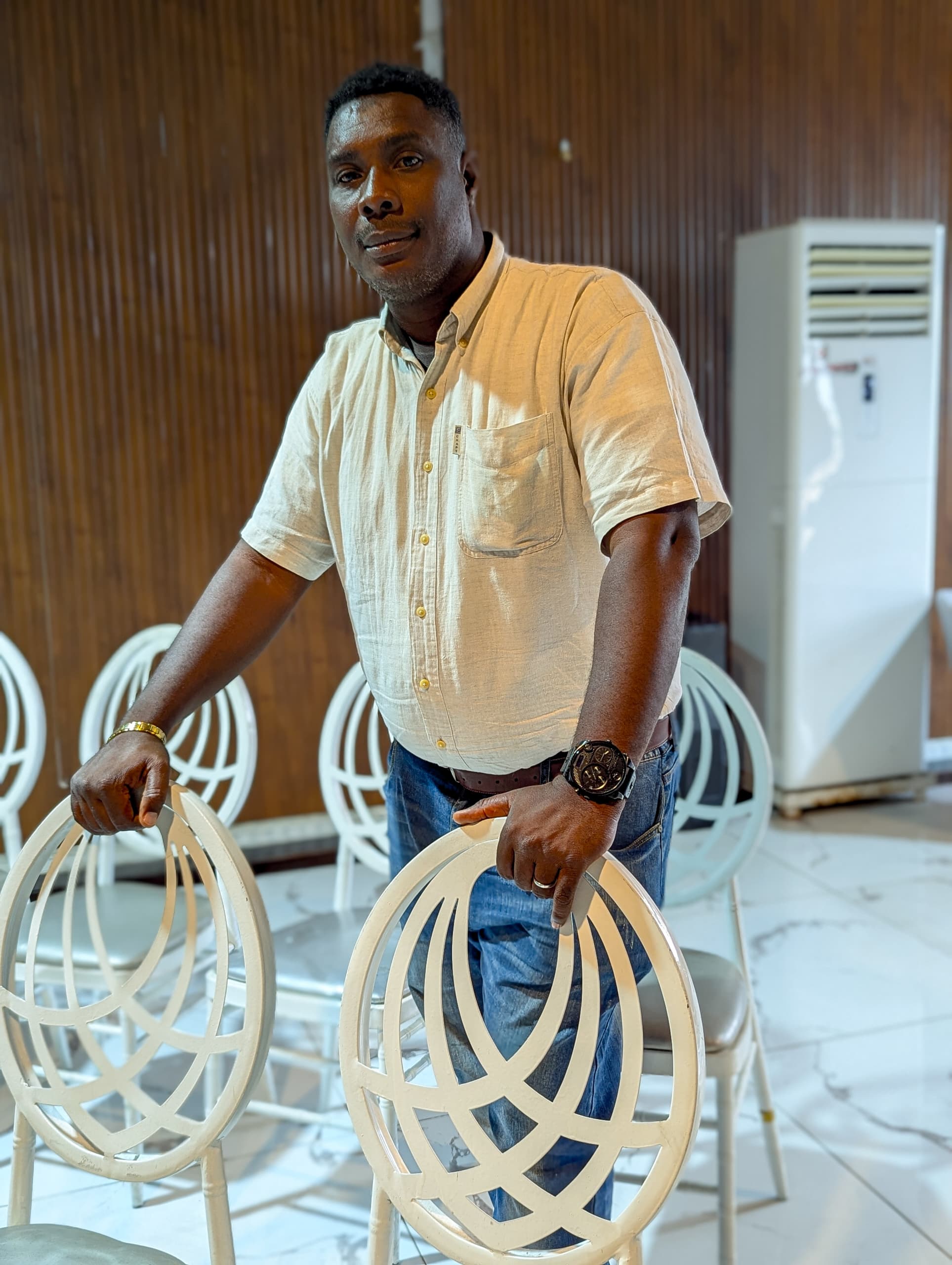Participant debout dans la salle de conférence