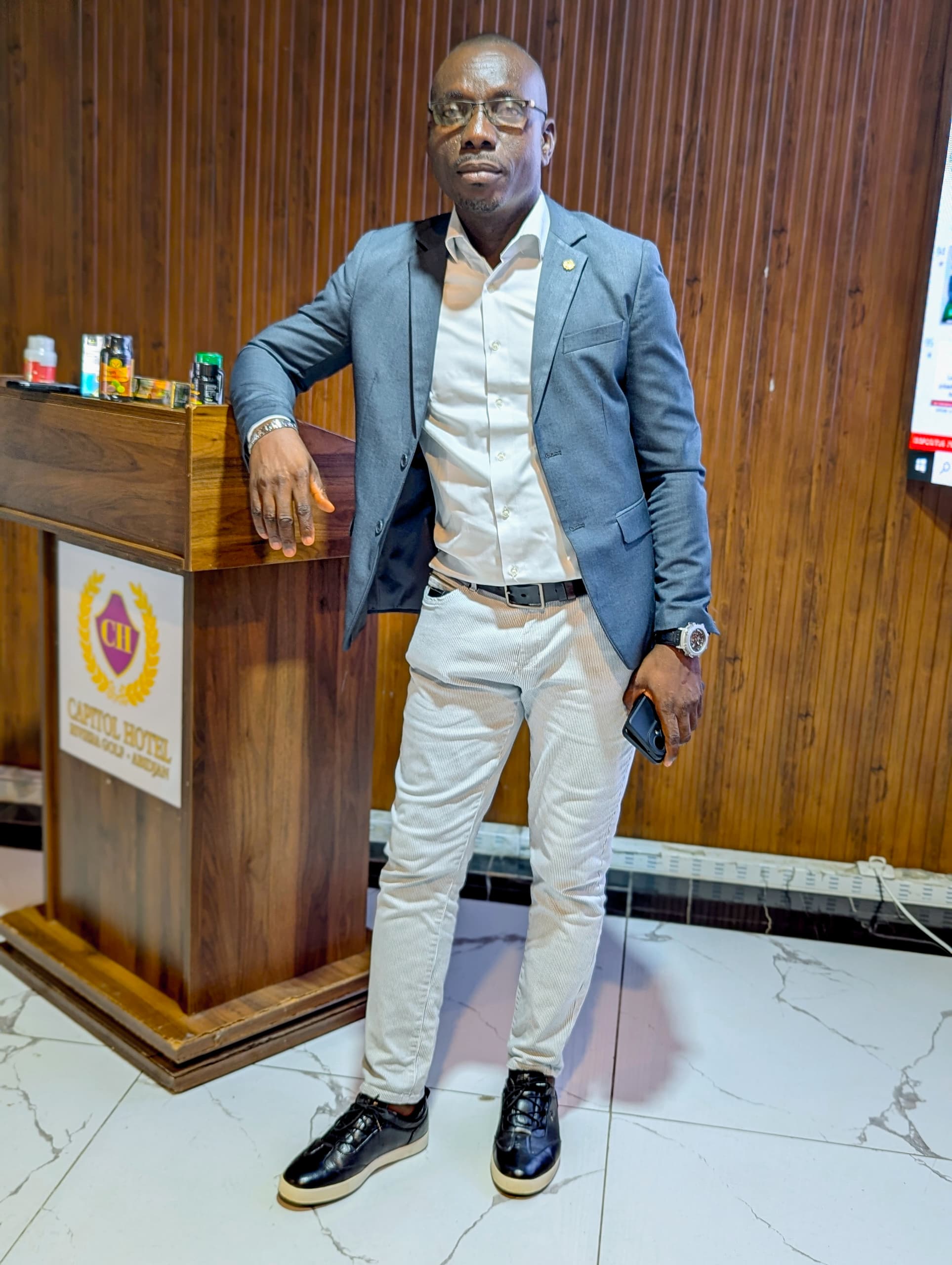 Participant devant le podium Hôtel Capitol