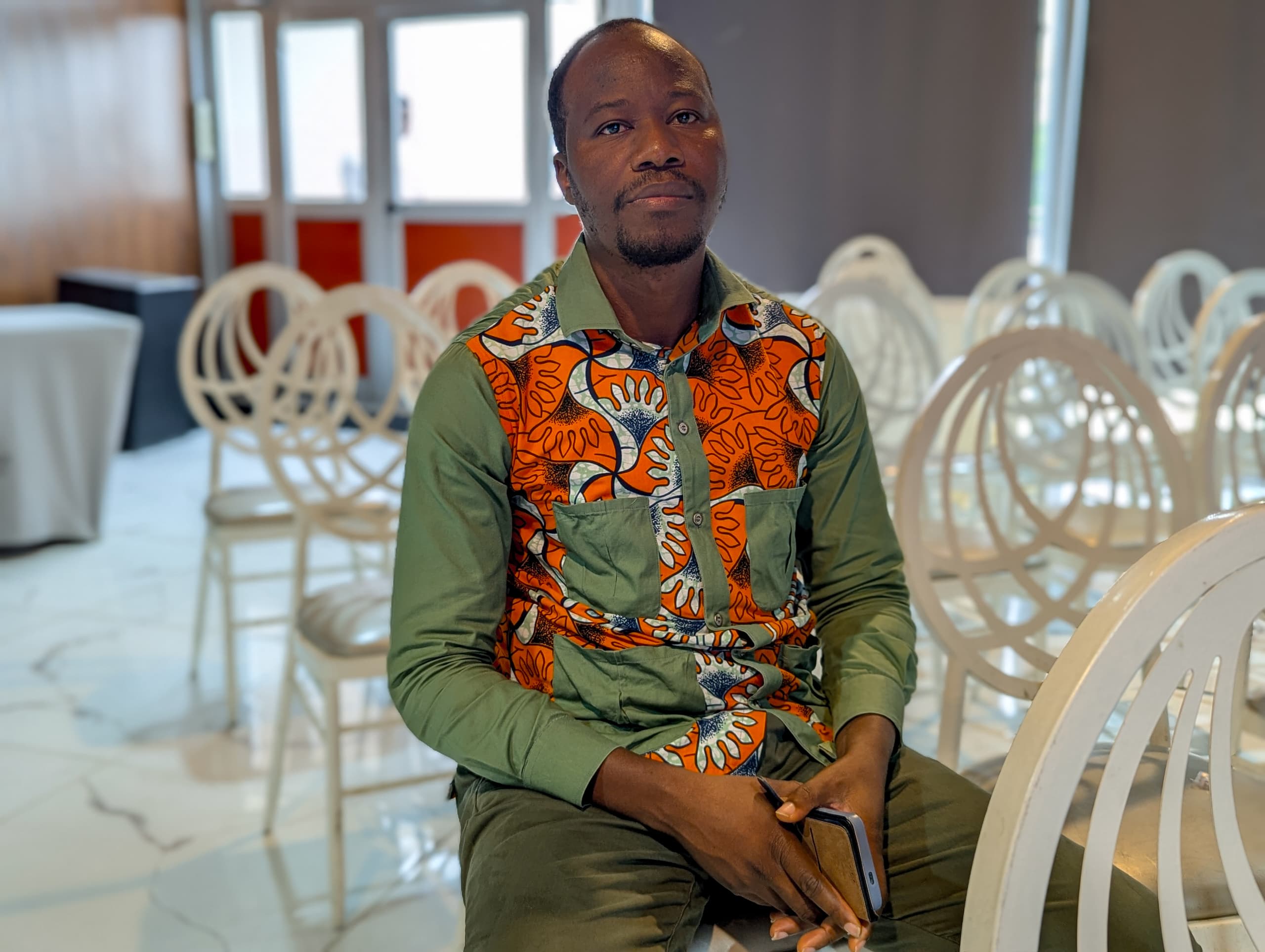 Participant en chemise africaine à la conférence