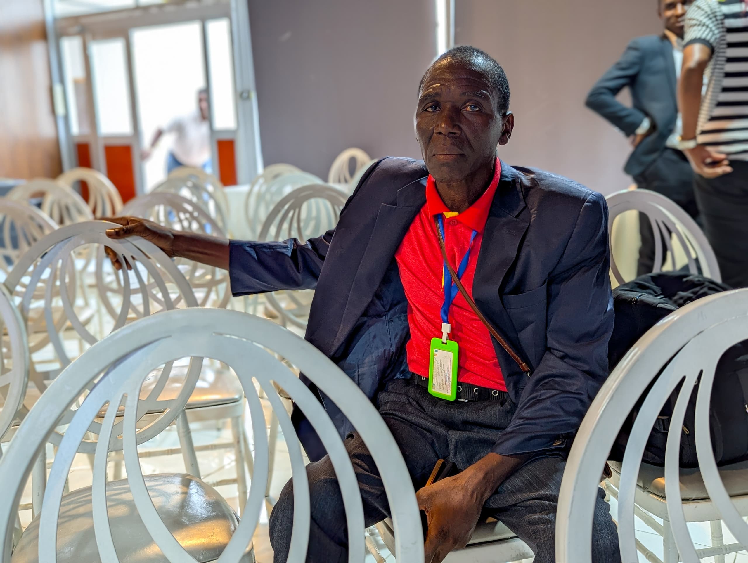 Participant assis dans la salle de conférence