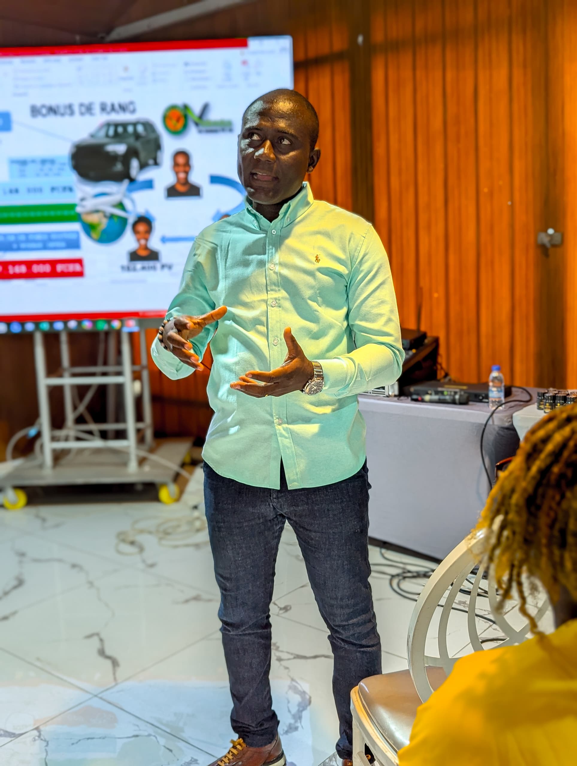 Présentation du plan de compensation Vedvedya par un leader