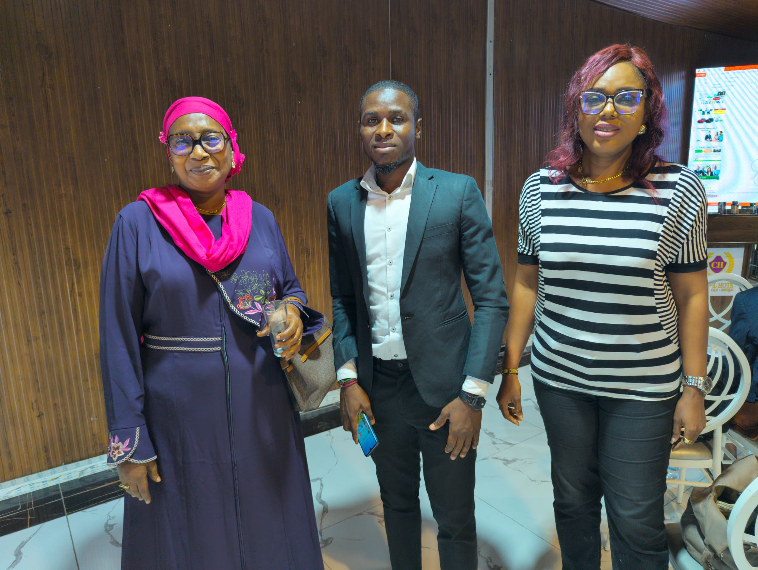 Trio de participants posant ensemble à la conférence