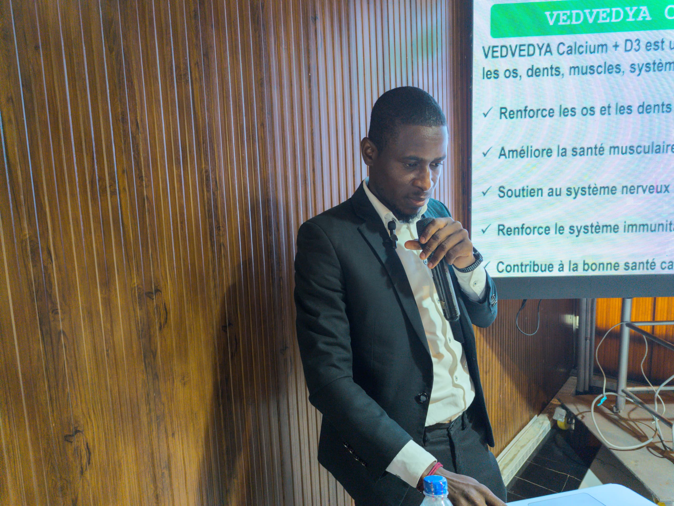 Présentation des produits Vedvedya Calcium + D3 par un conférencier