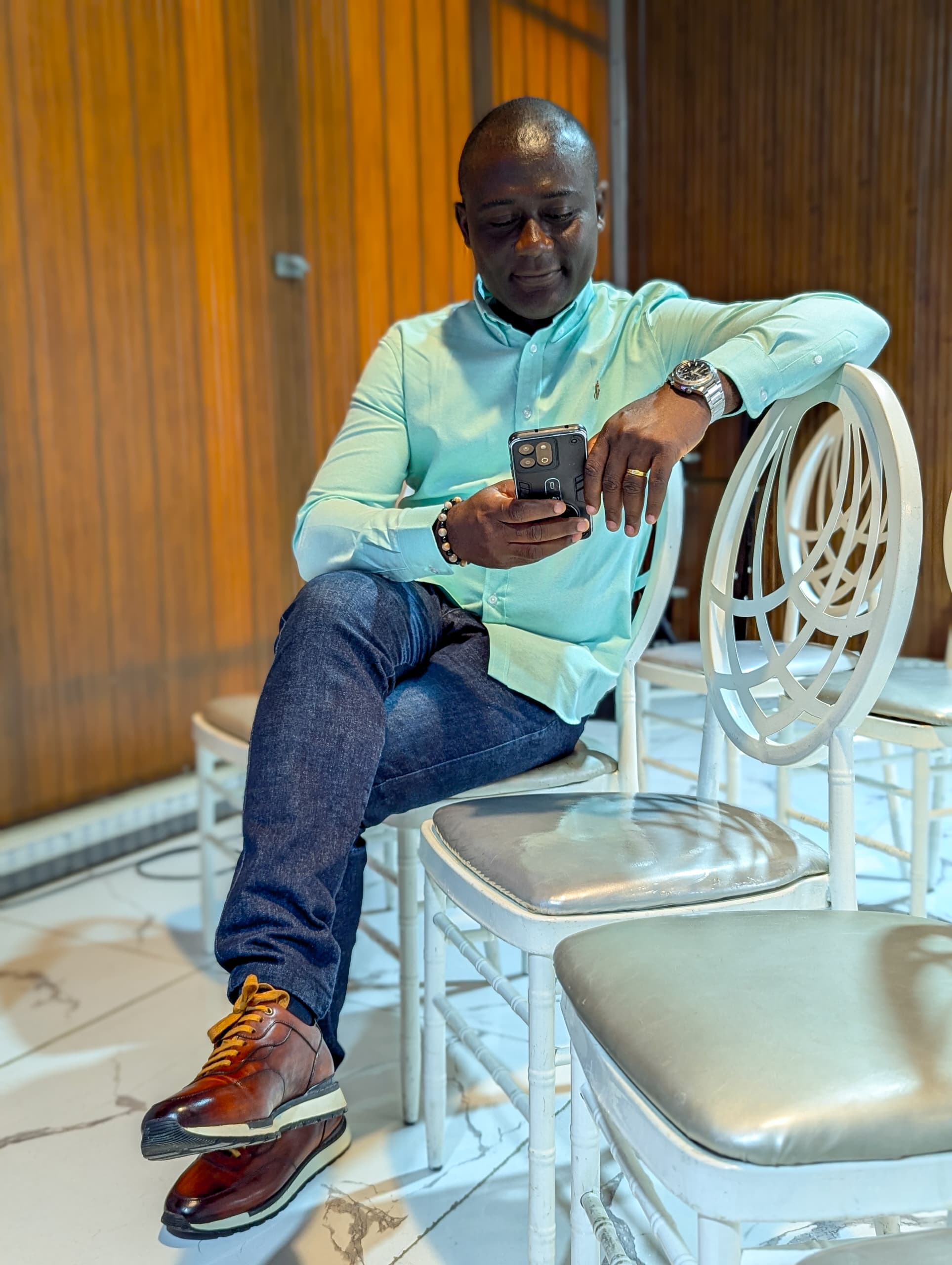 Leader consultant son téléphone après la conférence