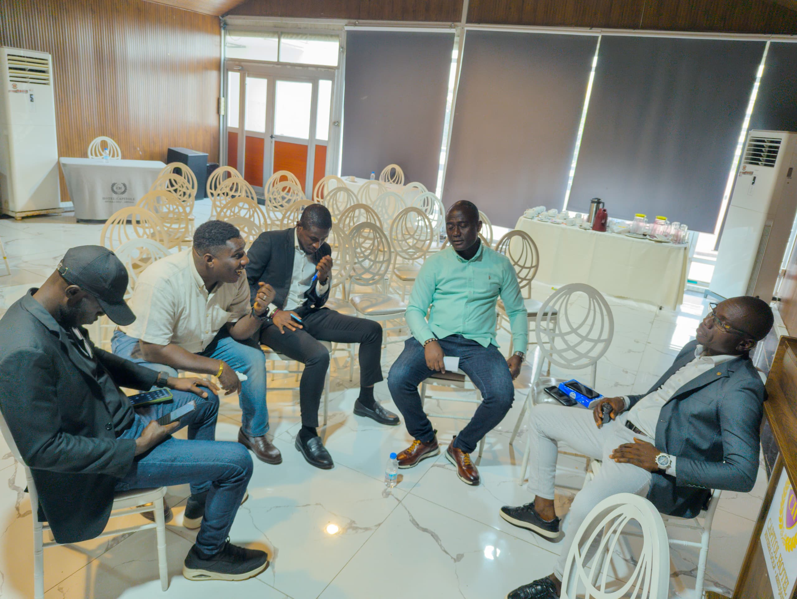 Échange entre les leaders dans la salle Hôtel Capitol