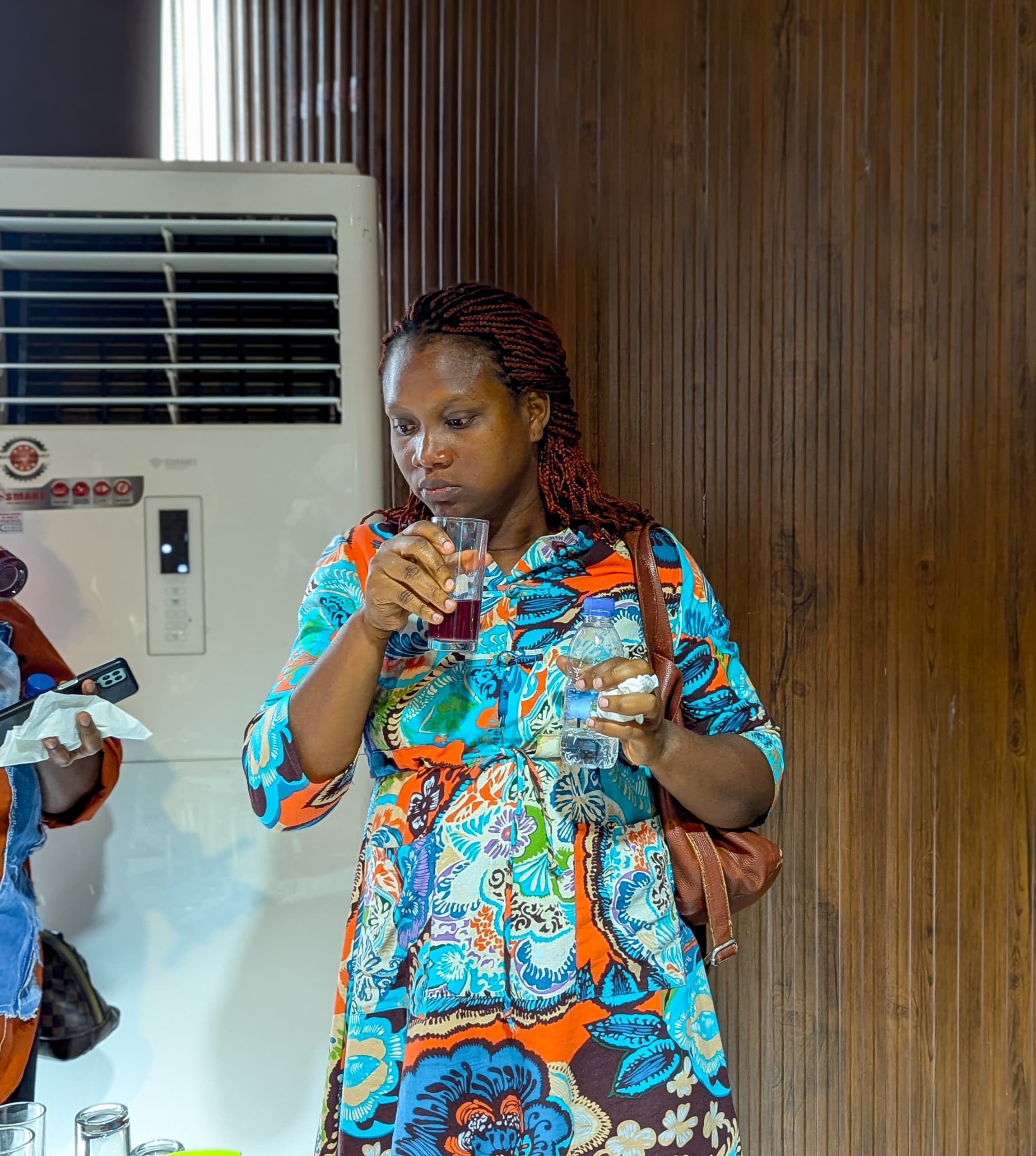 Participante dégustant une boisson pendant la pause
